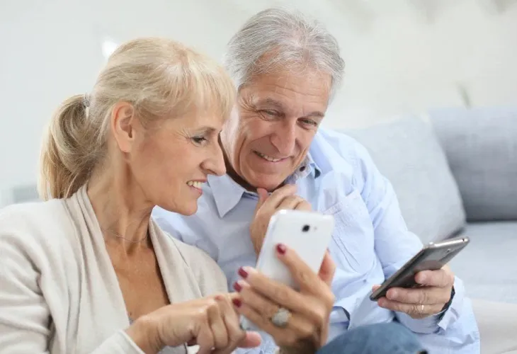 Tại sao người lớn tuổi nên dùng smartphone?